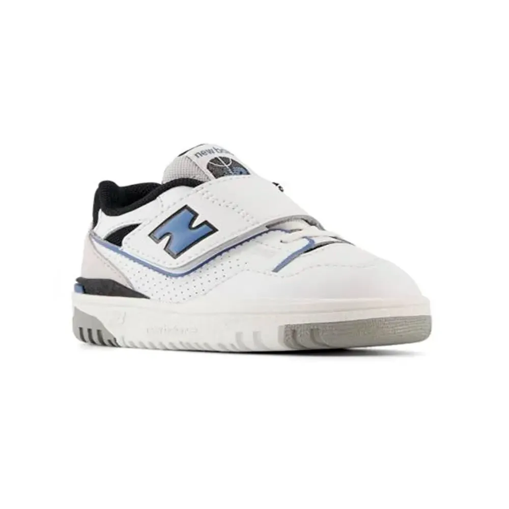 Vista lateral do tênis infantil New Balance NB 550 bege com detalhes em azul